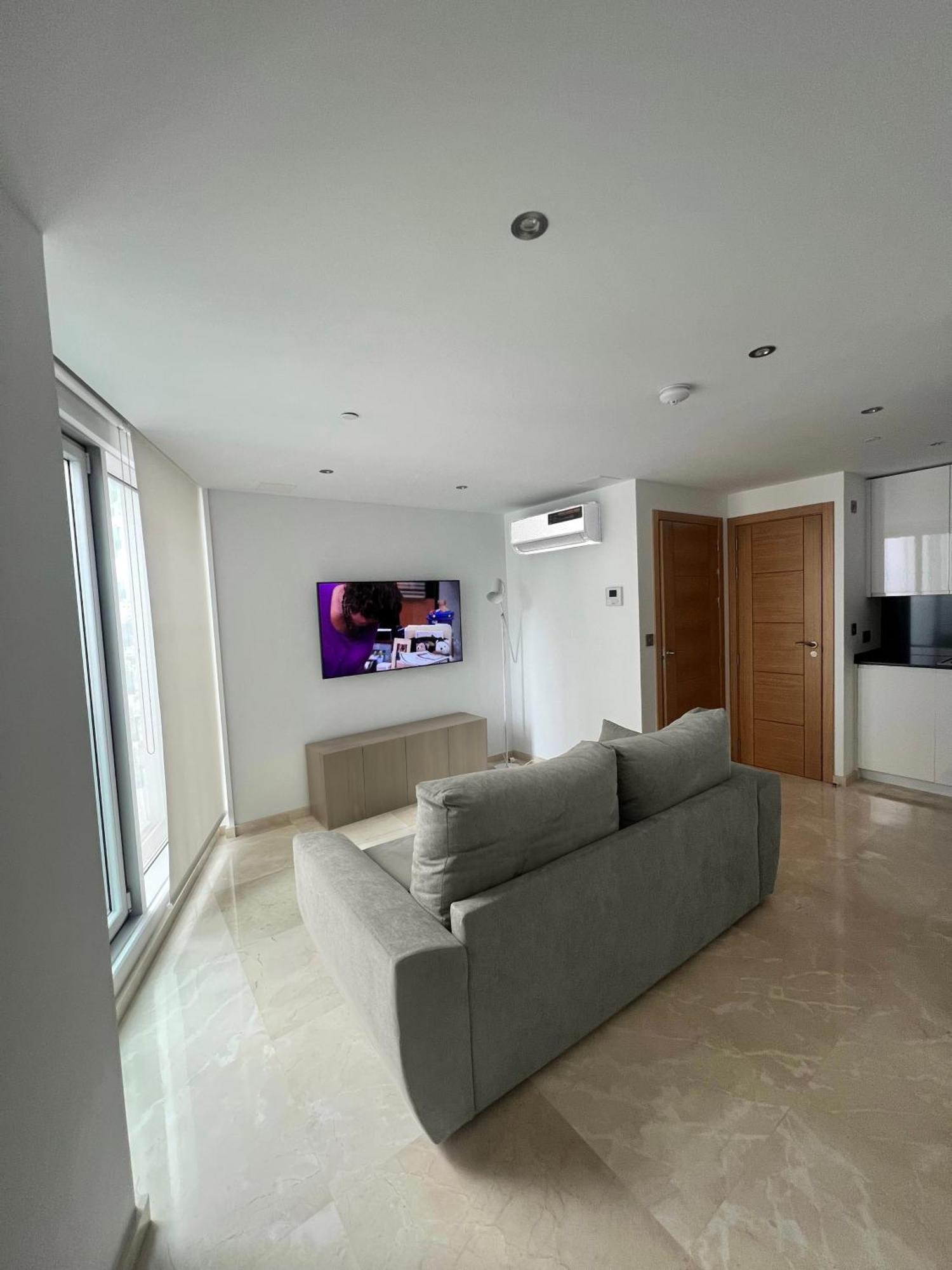 Modern Central 1 Bedroom Apartment With Rooftop Spa Gibraltar Exterior photo